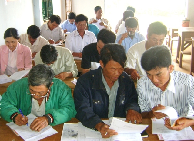Lớp học nghề “Chăn nuôi - thú y” ở xã Ea Sin, huyện Krông Buk.