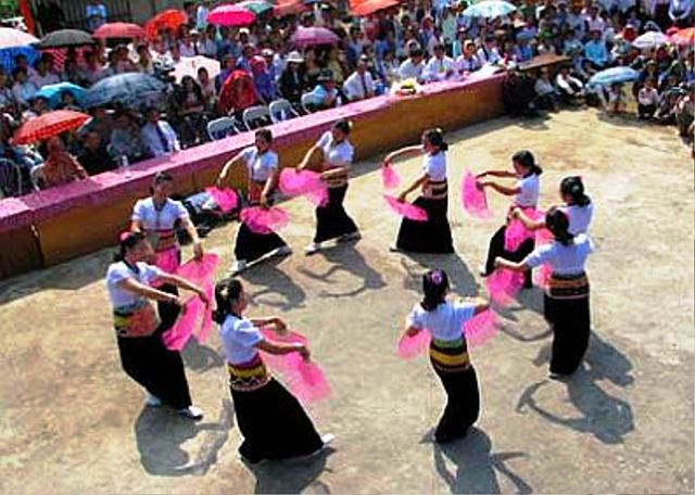 Điệu múa của các thiếu nữ Thái trong Lễ hội Nàng Han.  Ảnh: T.L