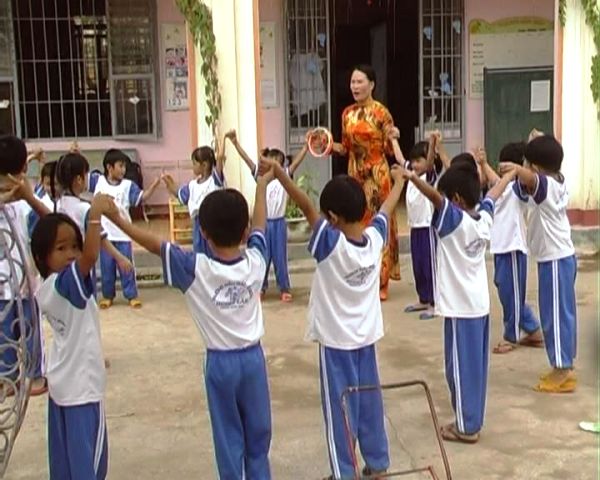 Cô giáo Nguyễn Thị Oanh đang tổ chức cho trẻ lớp lá 1 chơi trò chơi trước giờ học toán.