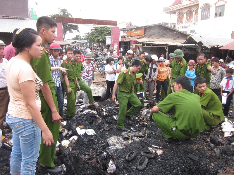 Lực lượng chức năng đang khám nghiện hiện trường tìm nguyên nhận vụ cháy