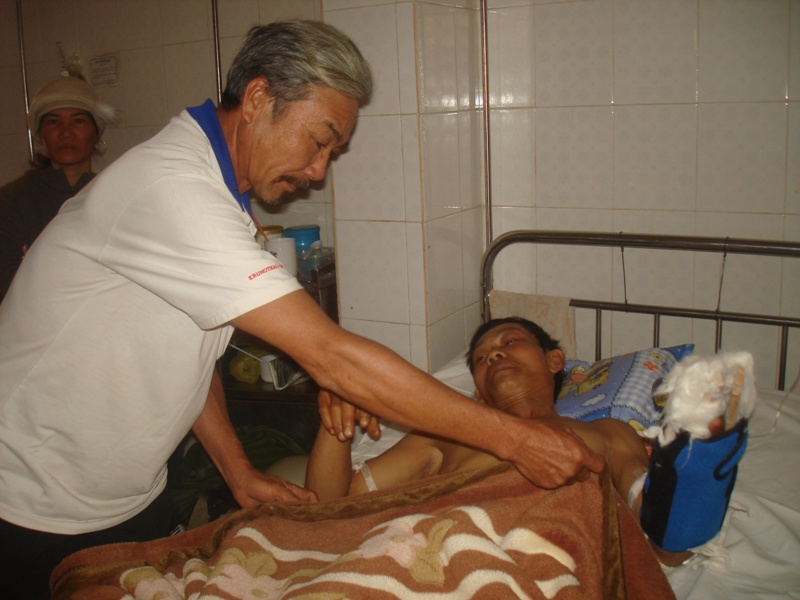 Bệnh nhân Thông đang nằm điều trị tại Bệnh viện Đa khoa Dak Lak