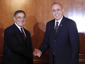 Bộ trưởng Quốc phòng Mỹ Leon Panetta và Thủ tướng Libya Abd al-Raheem Al-Keeb tại Tripoli. (Nguồn: Getty)