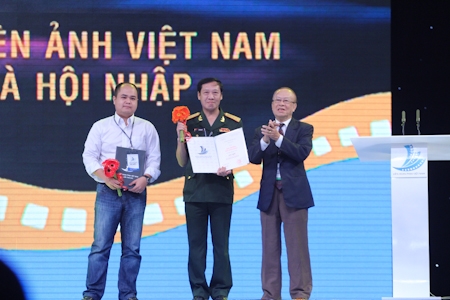 Bông sen vàng dành cho đạo diễn xuất sắc nhất trong lĩnh vực phim tài liệu nhựa được trao cho đạo diễn Lưu Quỳ (giữa) với bộ phim Hoàng Sa trong lòng tổ quốc do hãng phim Điện ảnh Quân đội sản xuất.