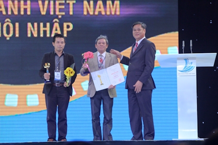 Ở thể loại phim hoạt hình, đạo diễn xuất sắc nhất được trao cho đạo diễn Phạm Hồng Sơn (trái) với bộ phim Chiếc lá và giải Họa sỹ tạo hình xuất sắc nhất được trao cho họa sỹ Ngọc Tuấn