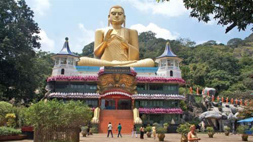 Tượng Phật vàng bên ngoài chùa Hang.