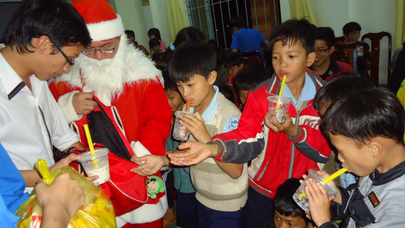 Ông già Noel tặng quà các em nhỏ