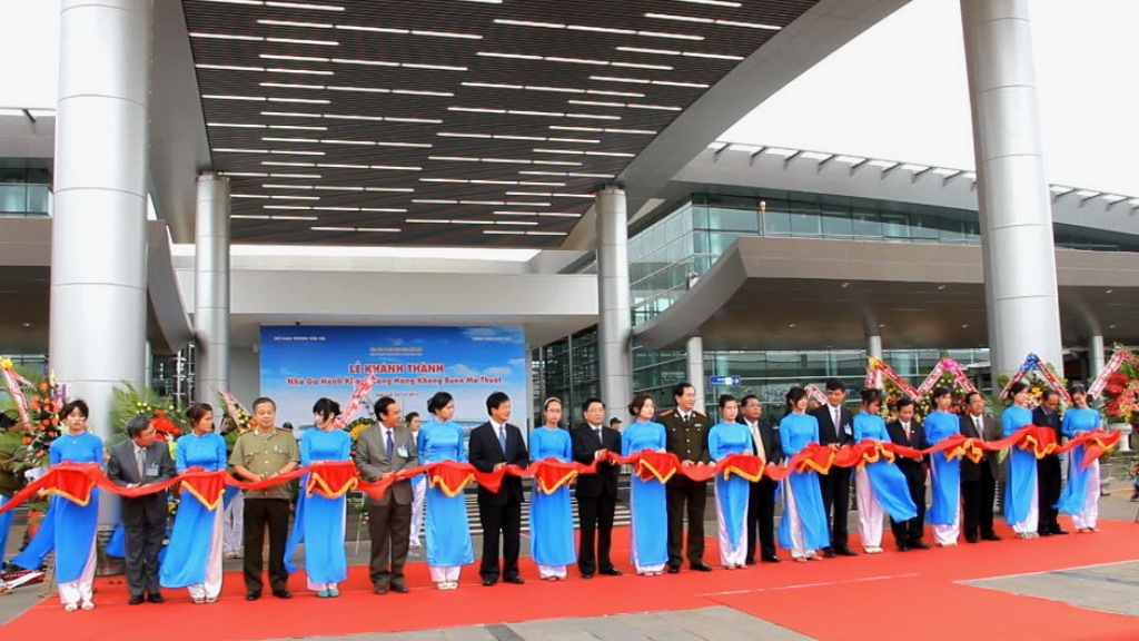 Các đại biểu cắt băng khánh thành