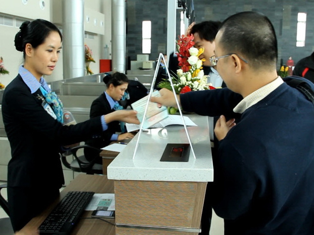 Hành khách của những chuyến bay đầu tiên taị Nhà ga mới làm thủ tục