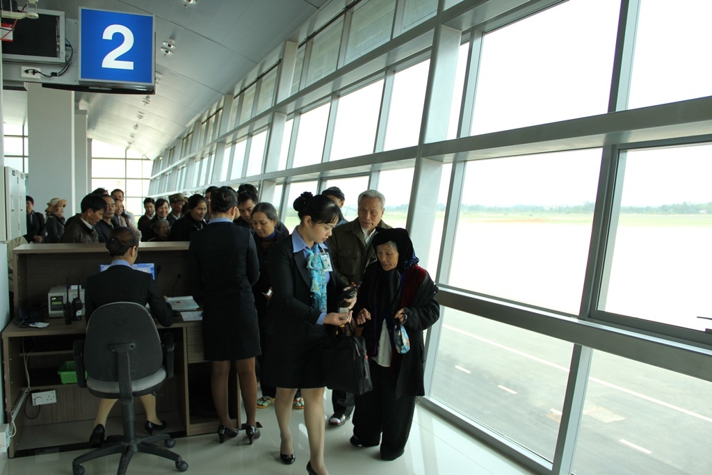 Làm thủ tục ra máy bay