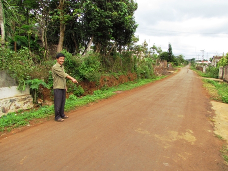 Ông Quỳnh Minh Cảnh - trưởng thôn 2, xã Cư Dliê M'nông đang giới thiệu con đường ở số 1 sau khi được nâng cấp.