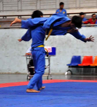 Đòn bay người kẹp cổ đẹp mắt của môn Vovinam.