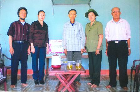 Ông Nguyễn Huy Vượng (giữa) cựu TNXP ở xã Ea Kly, huyện Krông Pak nhận quà hỗ trợ của Hội cựu TNXP tỉnh.
