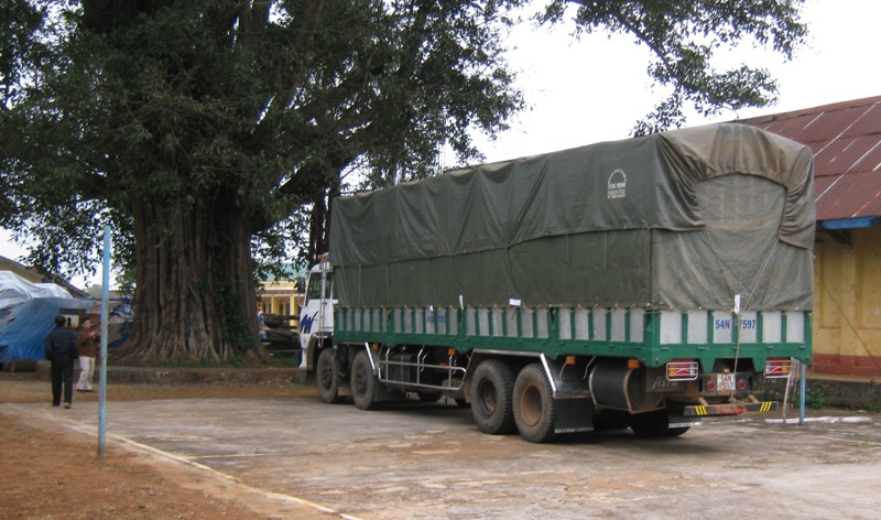 Xe chỡ gỗ đang được niêm phong tại cơ quan quân sự tỉnh