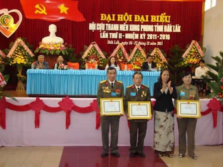 Phó Chủ tịch UBND tỉnh Mai Hoan Niê Kdăm tặng Bằng khen các tập thể
