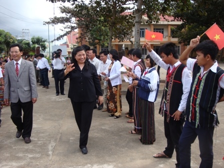 Phó Chủ tịch Quốc hội Tòng Thị Phóng thăm Trường Phổ thông Dân tộc nội trú huyện Krông Bông