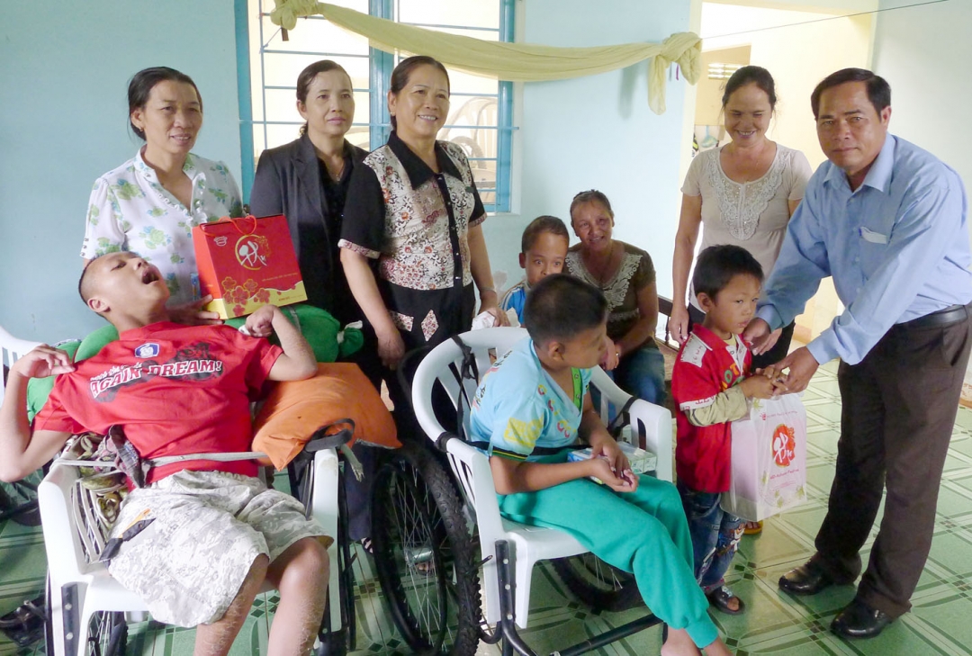 Lãnh đạo Hội thăm và tặng quà trẻ khuyết tật nuôi dưỡng tại Nhà xã hội xã Ea Kly (Krông Păk)