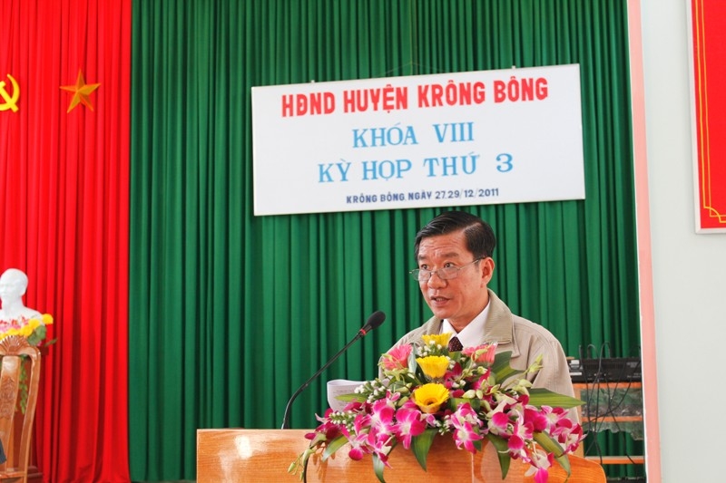 Ông Nguyễn Lân - Phó Chủ tịch UBND huyện thông qua báo cáo tại kỳ họp