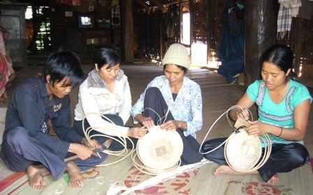 Đào tạo nghề, giải quyết việc làm cho lao động nông thôn để giảm nghèo bền vững là một trong những nhiệm vụ chủ đạo của ngành LĐTB&XH trong năm 2012. Ảnh: H.N