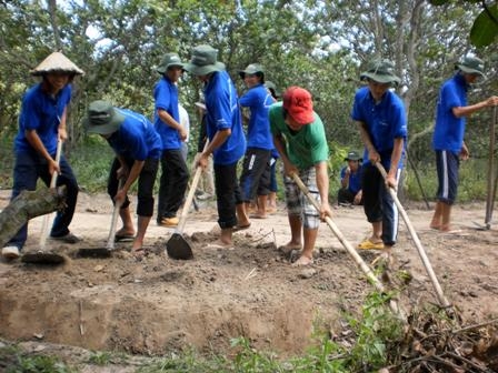 Thanh niên tình nguyện tham gia làm đường giao thông nông thôn ở xã Cư Né, huyện Krông Buk.  Ảnh: T.A