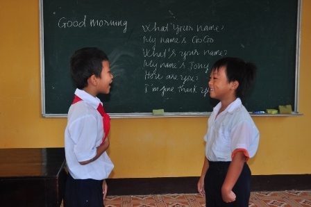 Hai học sinh đảo Song Tử Tây đang thực hành tiếng Anh giao tiếp