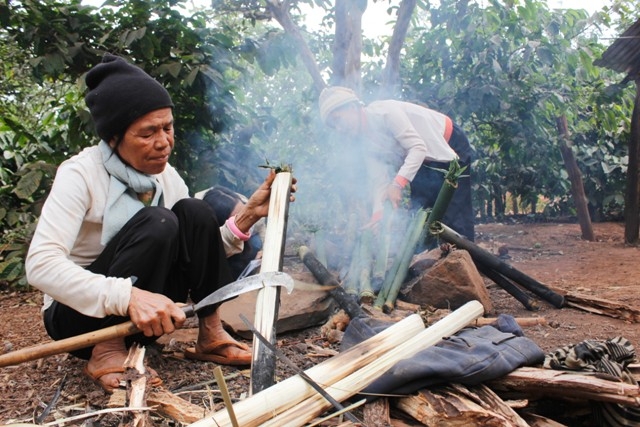 Các ống cơm lam sau khi nướng chín sẽ được lột bỏ lớp vỏ ngoài bị cháy đen trước khi mang ra nhà văn hóa buôn