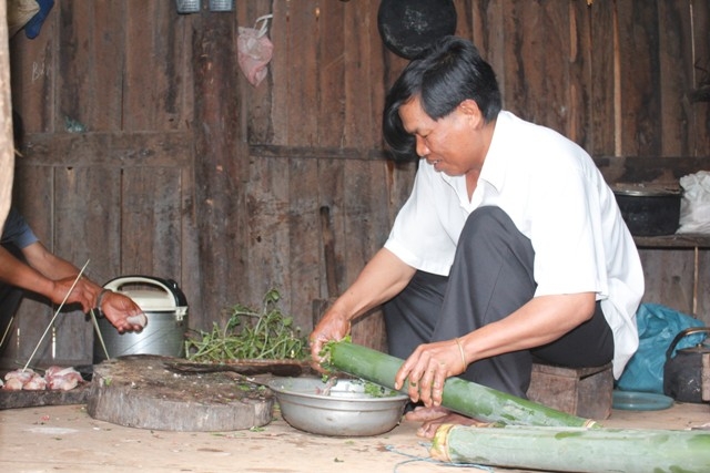 Cho thịt vào ống