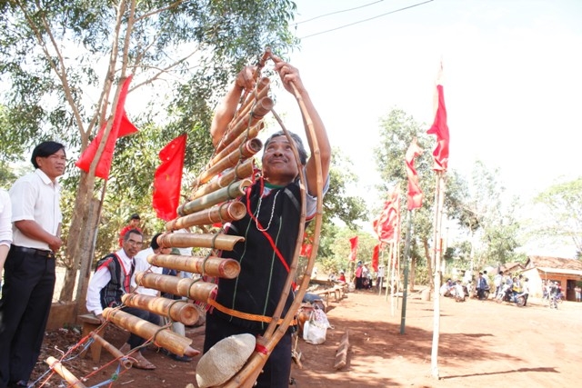 Lắp đàn Trưng chuẩn bị vào hội