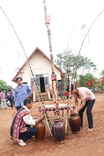 Buộc rượu cần vào bàn lễ