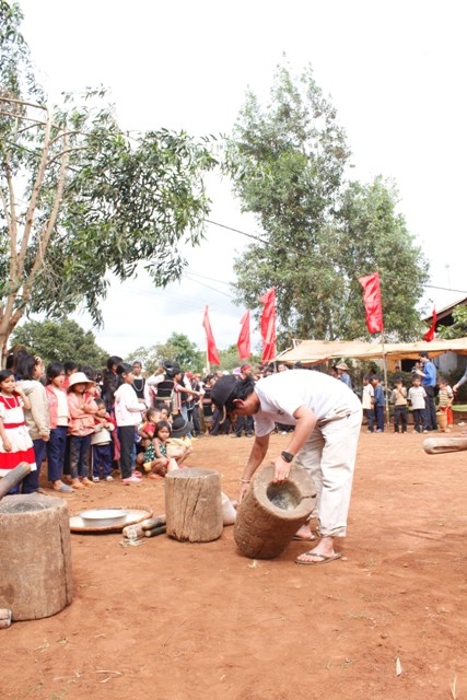 Cối giã gạo được mang ra để chuẩn bị cho phần thi giã gao, phần thi không thể thiếu trong Lễ mừng cơm mới