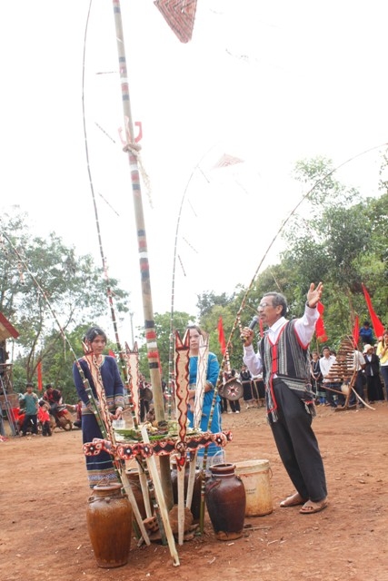 Sau khi mời khách, ổn định chỗ ngồi, mọi người sẽ im lặng nghe già làng của buôn là A Viết làm lễ cũng mời Yang về ăn cơm mới và tiếp tục phù hộ cho buôn trong năm tới