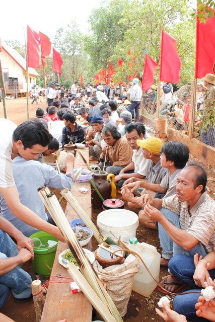 Sau khi già làng làm xong lễ, mọi người trong buôn không kể già trẻ, lớn bé, khách chủ sẽ cùng ăn cơm, uống rượu