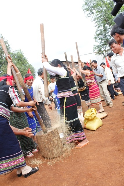 Phần thi giã gạo giữa các buôn sôi động, đồng thời tái hiện lại quá trình sản xuất nông nghiệp 