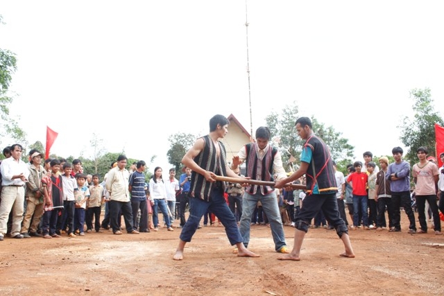 Lễ hội còn sôi động với các phần thi đẩy gậy, gậy bắt buộc phải là chiếc chày giã gạo 