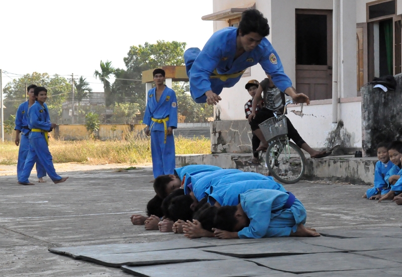 Mặc dù điều kiện tập luyện còn nhiều khó khăn nhưng với đam mê của mình, các võ sinh vẫn say sưa tập luyện mỗi chiều