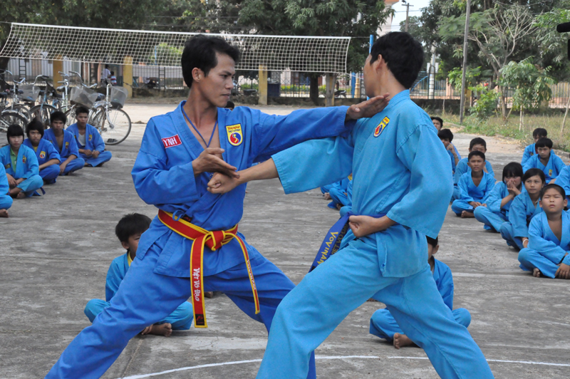 Anh Nguyễn Văn Huynh (bên trái) là người đầu tiên gây dựng phong trào Vovinam tại đây