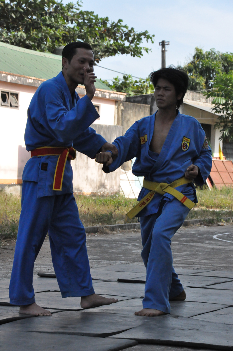 Nhân chuyến thăm, Phó Chủ tịch Hội Vovinam Dak Lak Lê Thanh Hùng đã hướng dẫn một số động tác khó