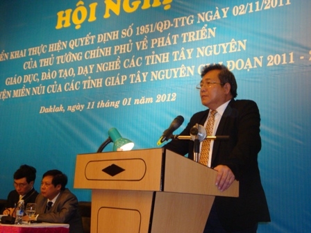 Ông Phan Hồng, Giám đốc Sở GD-ĐT Dak Lak phát biểu tham luận 