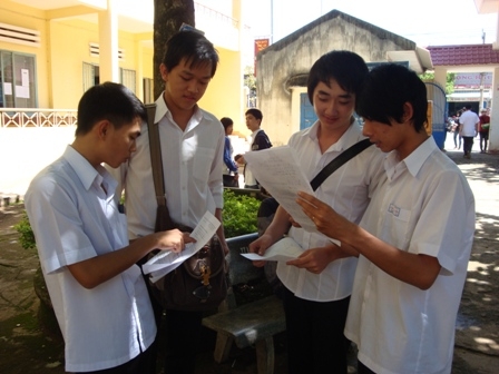 Thí sinh tại Hội đồng coi thi Chu Văn An ( tỉnh Dak Lak)  đang trao đổi bài làm môn Toán 