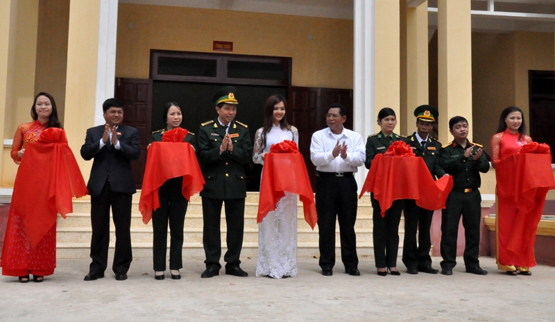 Các đại biểu cắt băng khánh thành Đồn biên phòng Sêrêpôk