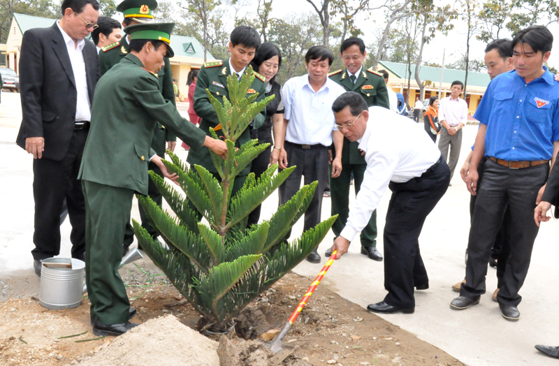 Các đại biểu trồng cây lưu niệm tại Đồn biên phòng Sêrêpôk