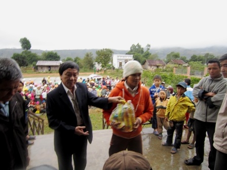 Cục trưởng Dự trữ Nhà nước khu vực Nam Tây Nguyên Trần Văn An trao quà tặng đồng bào buôn Ea Đrây