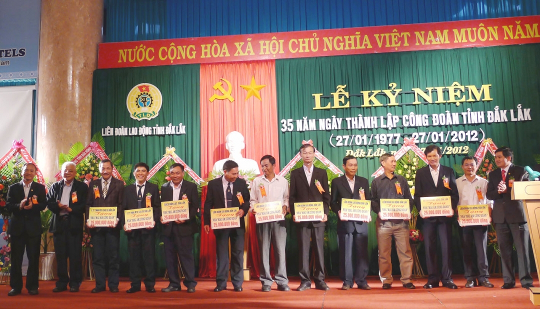 Lãnh đạo LĐLĐ tỉnh trao biểu trưng hỗ trợ nhà 