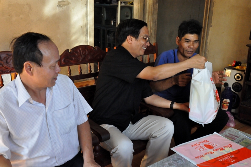 Nhân dịp này, lãnh đạo Báo Dak Lak đã đến thăm gia đình trưởng buôn Cuôr Kap Y Thanh ÊBan