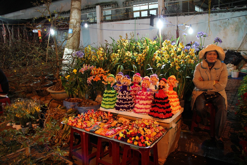 Không chỉ bán hoa mà nhiều người còn bán thêm búp bê, vây làm bằng điện trang trí... làm tăng thêm tính đa dạng và phong phú của phố hoa