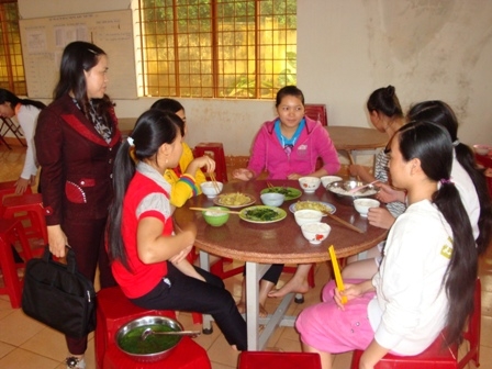 Chăm lo bữa ăn cho học sinh bán trú ở Trường THPT Ea H’leo (huyện Ea H’leo).