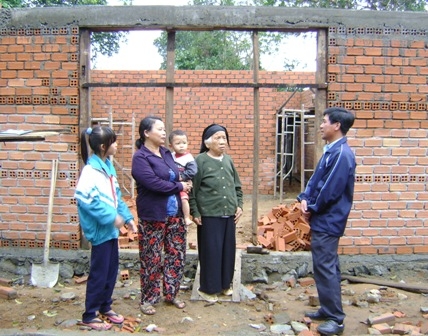 Lãnh đạo xã Cư Ni (huyện Ea Kar) kiểm tra tiến độ xây dựng nhà tình thương cho chị em Nguyễn Thị Trang.