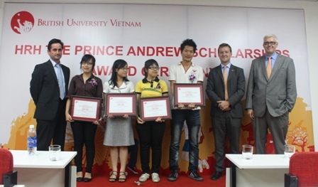 Nguyễn Vũ Nam Phương (giữa) tại buổi lễ nhận học bổng Hoàng tử Andrew năm 2011