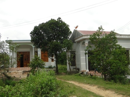 Từ sự giúp đỡ lẫn nhau của người dân, xóm Thái đã có nhiều ngôi nhà khang trang. Ảnh: Nguyên Hoa