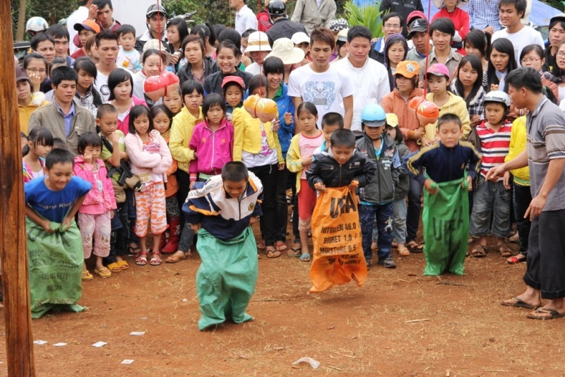 Các em nhỏ thì hào hứng với nhảy bao bố