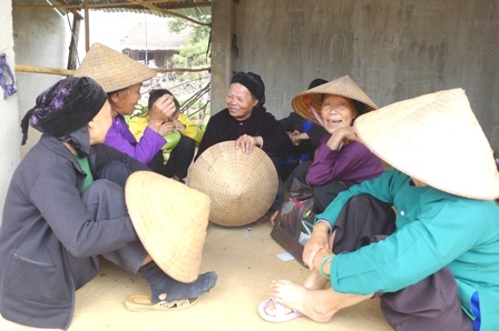 Lễ hội là dịp để người già gặp gỡ tâm sự...